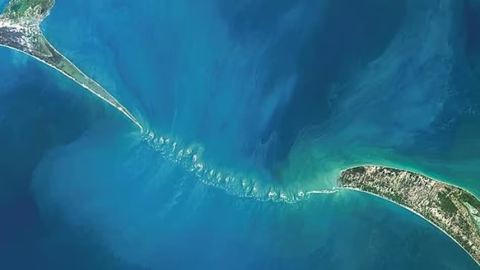 showing the image of " Floating Bridge of Rameshwaram: Mystery of the Floating Stones (Rameshwaram) ", one of the 6 unsolved mysteries of India