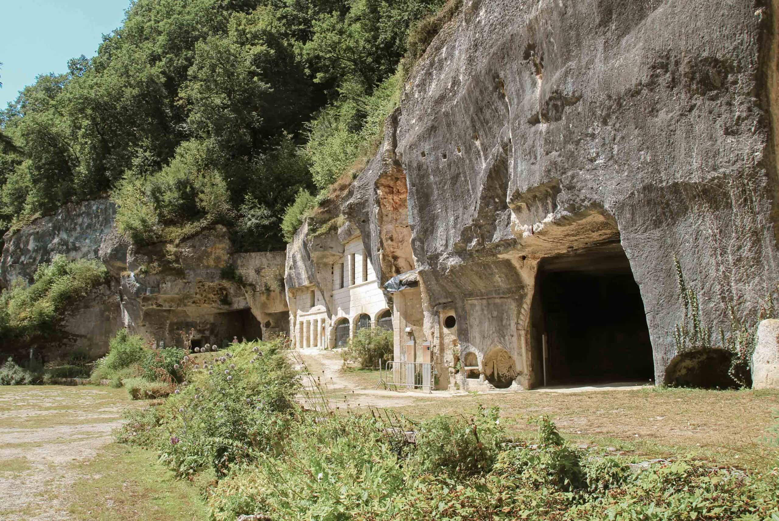 showing the image of " लैसकॉक्स गुफाएं, फ्रांस | Lascaux Caves, France", one of the World's 10 mysterious places