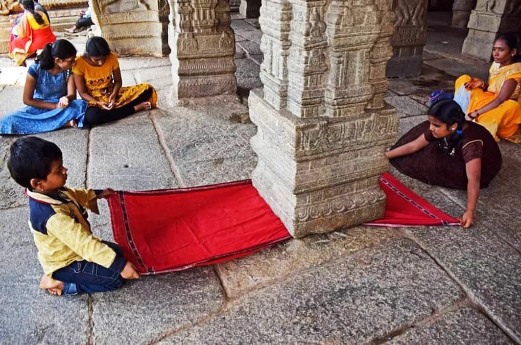 showing the image of " Mystery of the Hanging Pillars: Veerbhadra Temple (Andhra Pradesh) ", one of the 6 unsolved mysteries of India