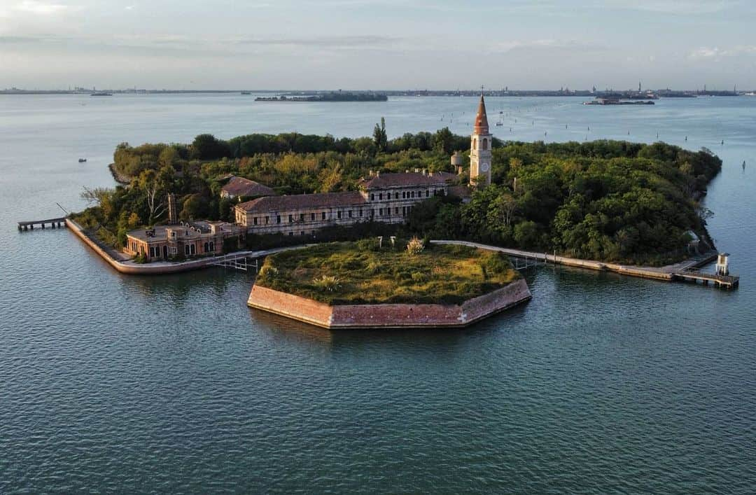 showing the image of " पोवेग्लिया, इटली | Poveglia, Italy", one of the World's 10 mysterious places