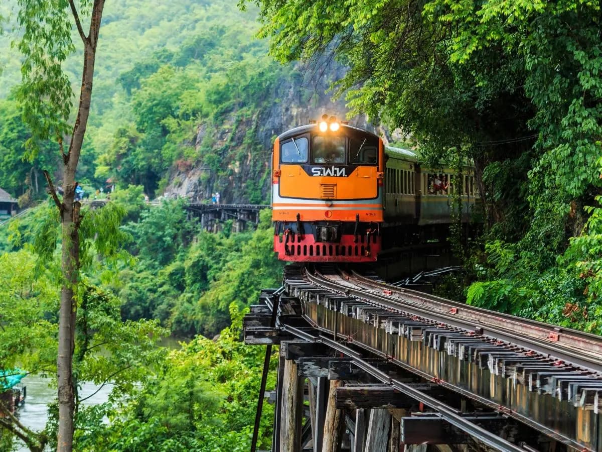 showing the image of " डेथ रेलवे ट्रैक, इक्वाडोर (Death Railway Track, Ecuador) ", one of the World's Dangerous Railway Tracks