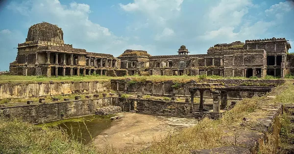 showing the image of " रायसेन किला, भोपाल (Raisen Fort, Bhopal) ", one of the Mysterious palaces of India