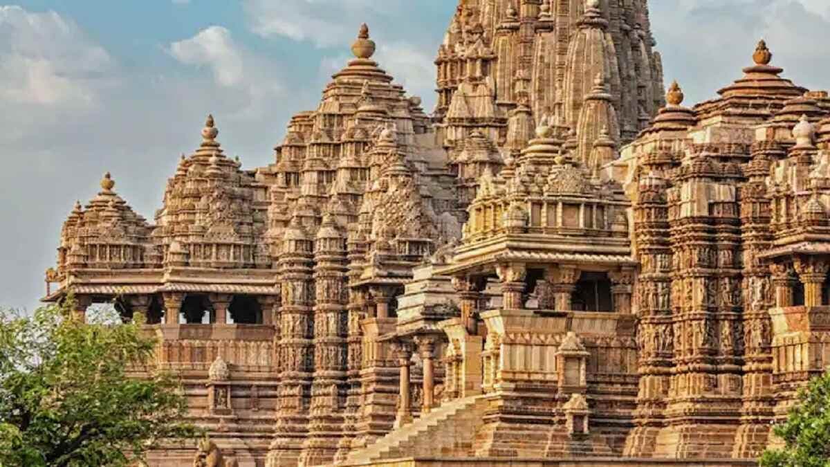 showing the image of " खजुराहो के मंदिर (Temples of Khajuraho) ", one of the Mysterious temples of India