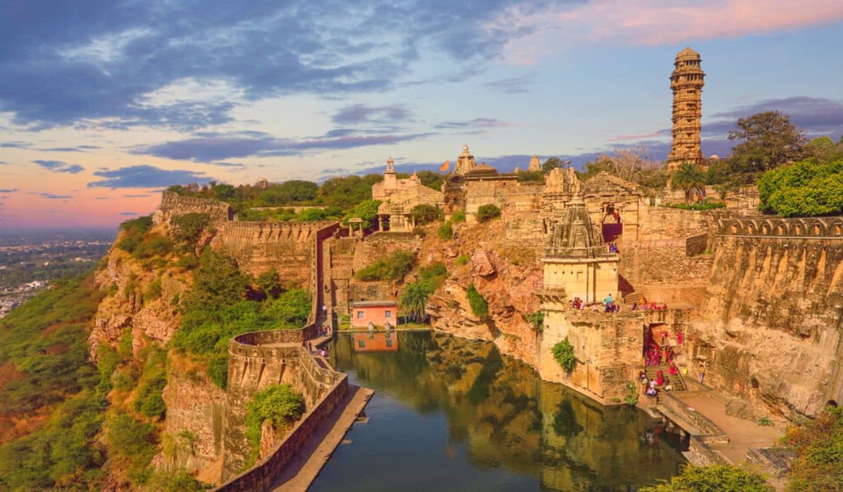 showing the image of " चित्तौड़ किला: राजस्थान (Chittor Fort: Rajasthan) ", one of the Mysterious palaces of India