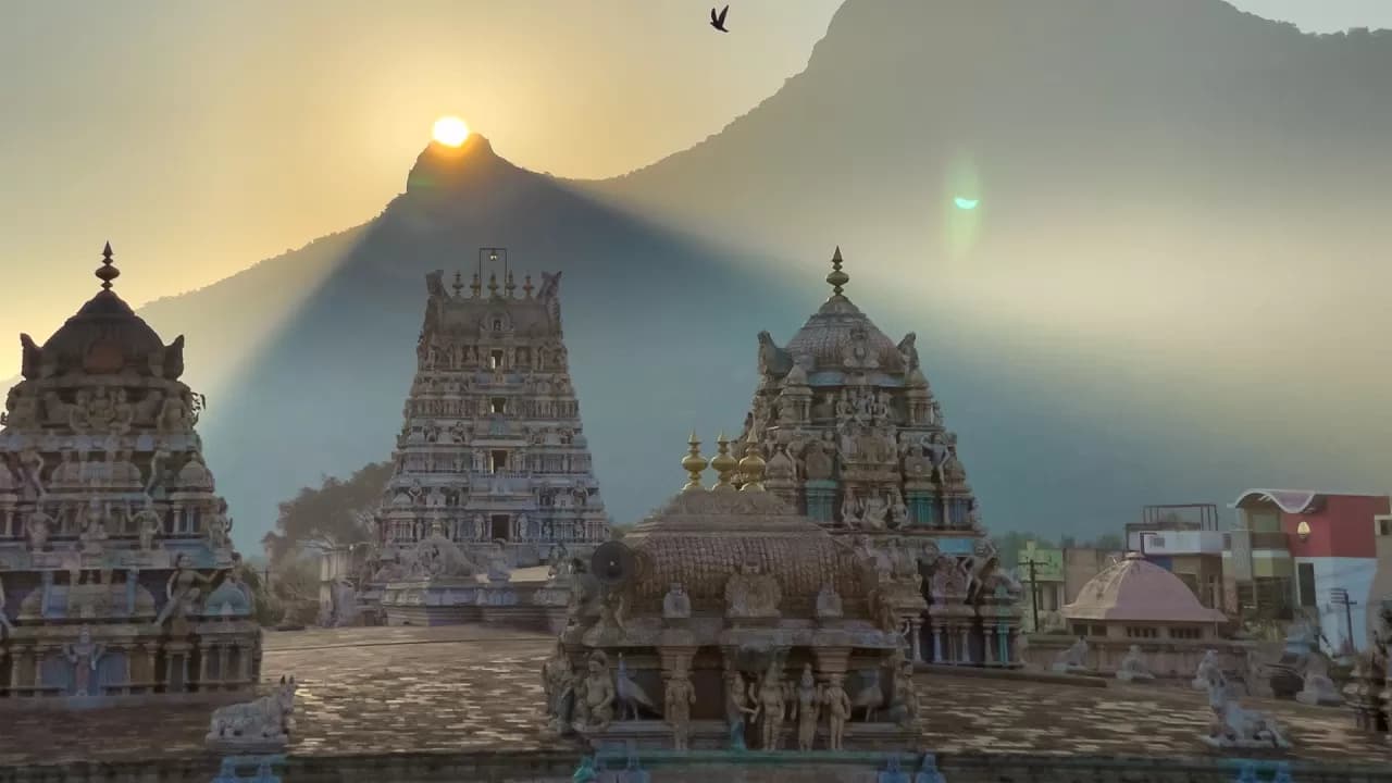 showing the image of "Arunachaleshwar Temple (Annamalaiyar Temple), Tamil Nadu ", one of the 7 temples of Shiva, built in a straight line! Mystery of Shiv Shakti Rekha