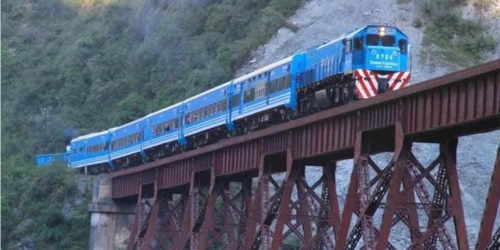 showing the image of "द क्यूरा रेलवे ट्रैक, अर्जेंटीना (The Cura Railway Track, Argentina) ", one of the World's Dangerous Railway Tracks