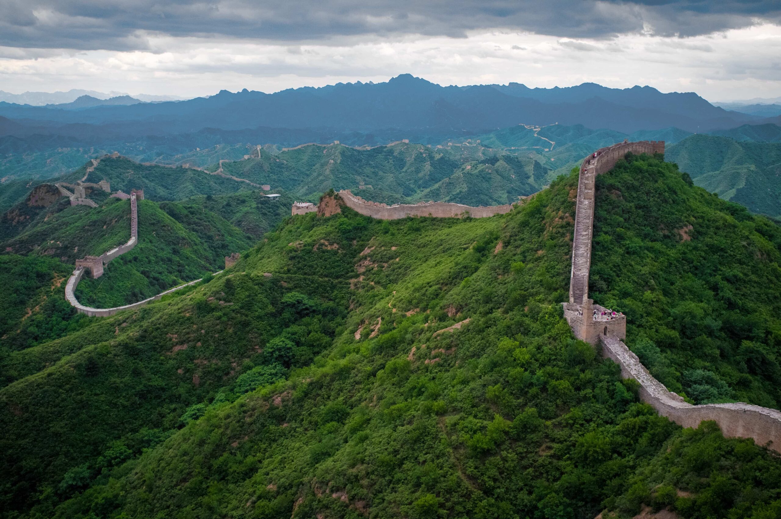 showing the image of " चीन की महान दीवार अंतरिक्ष से दिखाई देती है? (Is the Great Wall of China visible from space?) ", one of the Hidden Truths: ऐसे झूठ जिसे दुनिया अब तक सच मानती है! 