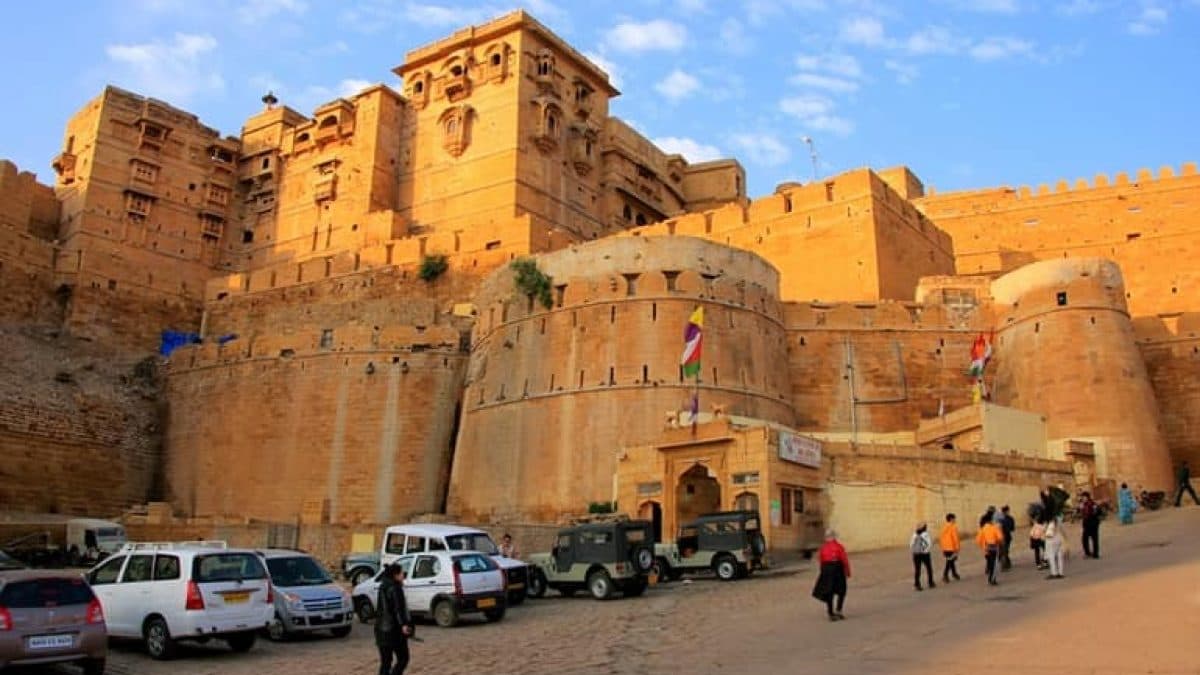 showing the image of "जैसलमेर किला (स्वर्ण किले): जैसलमेर (Jaisalmer Fort (Golden Fort): Jaisalmer) ", one of the Mysterious palaces of India