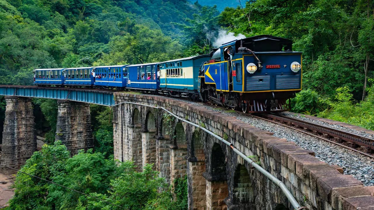 showing the image of " द दारजेलिंग हिमालयन रेलवे ट्रैक, भारत (The Darjeeling Himalayan Railway Track, India) ", one of the World's Dangerous Railway Tracks