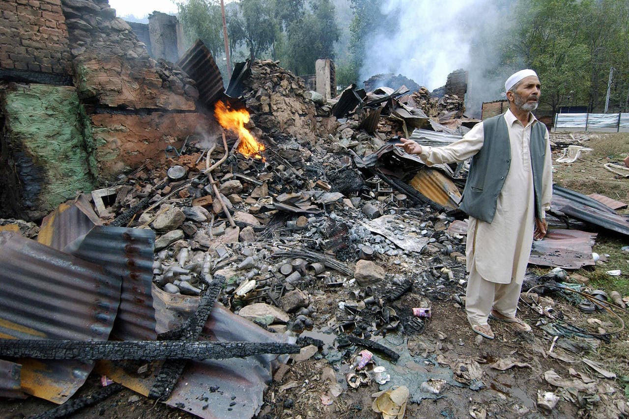 showing the image of " कश्मीर भूकंप (Kashmir earthquake (2005) " on of the 6 World's Deadliest Natural Disasters