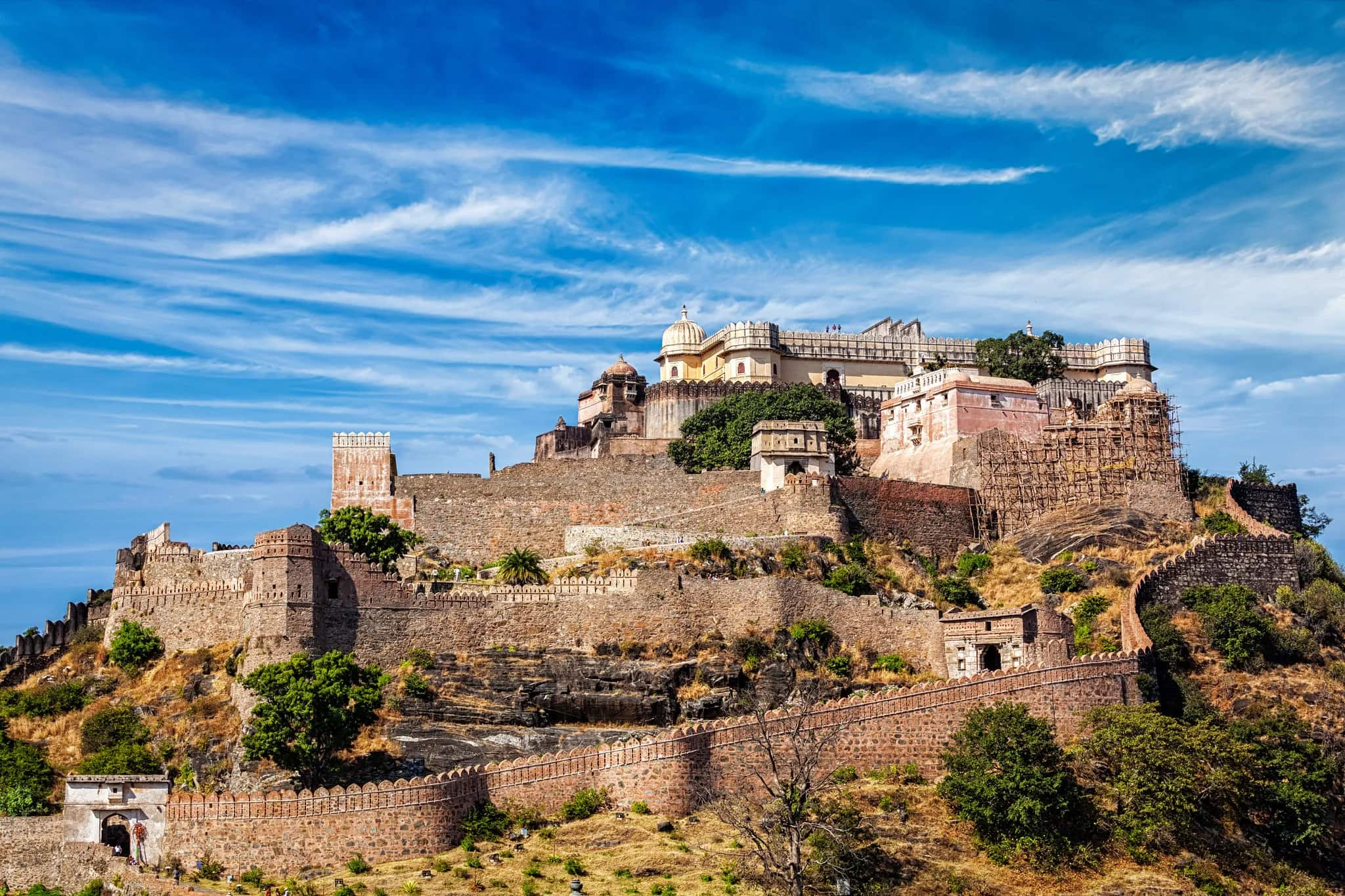 showing the image of " कुंभलगढ़ किला: मेवाड़ (Kumbhalgarh Fort: Mewar) ", one of the Mysterious palaces of India