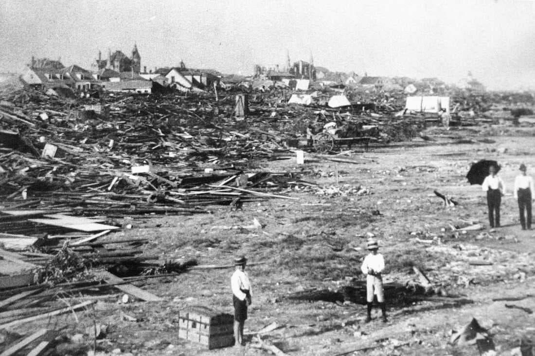 showing the image of " ग्रेट गैल्वेस्टन स्टॉर्म (Great Galveston Storm (1900) " on of the 6 World's Deadliest Natural Disasters