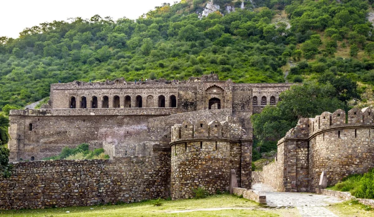 showing the image of " भानगढ़ किला: राजस्थान (Bhangarh Fort: Rajasthan) ", one of the Mysterious palaces of India