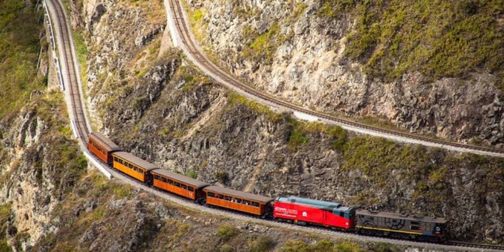 showing the image of " डेविल्स नोज़ रेलवे ट्रैक, इक्वाडोर (Devil's Nose Railway Track, Ecuador) ", one of the World's Dangerous Railway Tracks