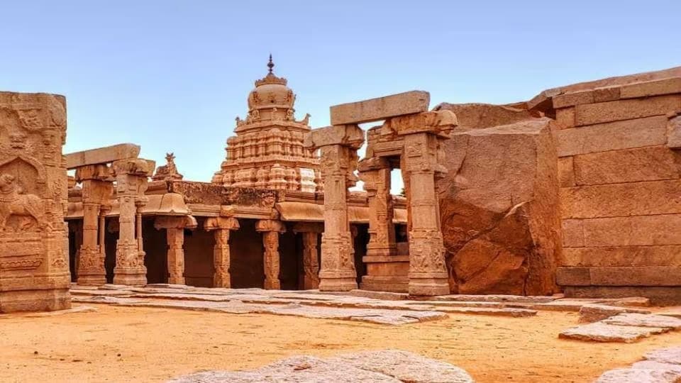 showing the image of " लेपाक्षी मंदिर (वीरभद्र मंदिर), आंध्र प्रदेश (Lepakshi Temple (Virabhadra Temple), Andhra Pradesh) ", one of the Mysterious temples of India