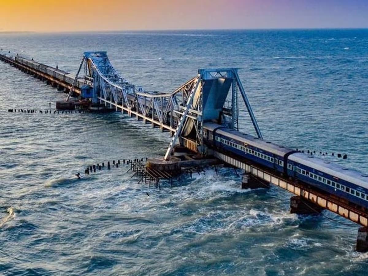 showing the image of " चेन्नई से रामेश्वरम रूट रेलवे ट्रैक, पाम्बन पुल (Chennai to Rameshwaram Route Railway Track, Pamban Bridge) ", one of the World's Dangerous Railway Tracks