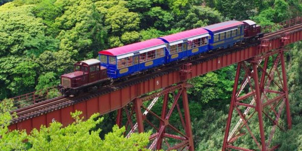 showing the image of " एसो मियामी रूट रेलवे ट्रैक, जापान (Aso Miami Route Railway Track, Japan) ", one of the World's Dangerous Railway Tracks