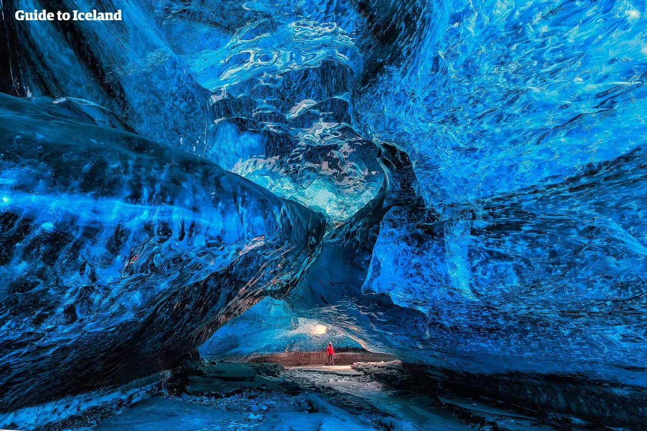 showing the image of "बर्फ की गुफा, स्काफ़्टफ़ेल, आइसलैंड (Ice Cave, Skaftafell, Iceland)", one of the World's Mysterious Caves 