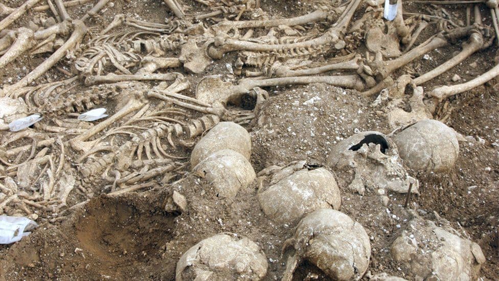 showing the image of " सिरविहीन वाइकिंग्स की सामूहिक कब्र (The Mass Grave of the Headless Vikings) ", one of the 7 Scariest Archaeological Discoveries.