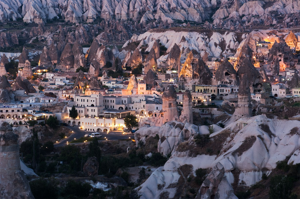 showing the image of "गोरेमे, तुर्की (Goreme, Turkey)", one of the amazing cave cities in europe.