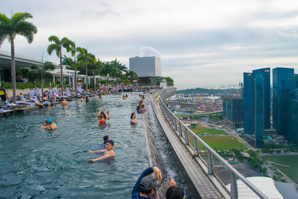 showing the image of " मरीना बे सैंड्स इनफिनिटी पूल, सिंगापुर (Marina Bay Sands Infinity Pool, Singapore) ", one of the Most Amazing Pools in th world.