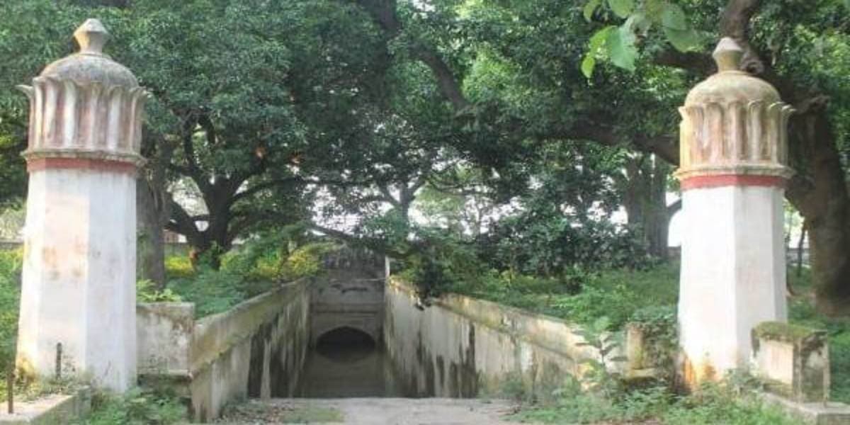 showing the image of "मीर कासिम की गुफा, बिहार, भारत (Mir Qasim's Cave, Bihar, India)", one of the World's Mysterious Caves 