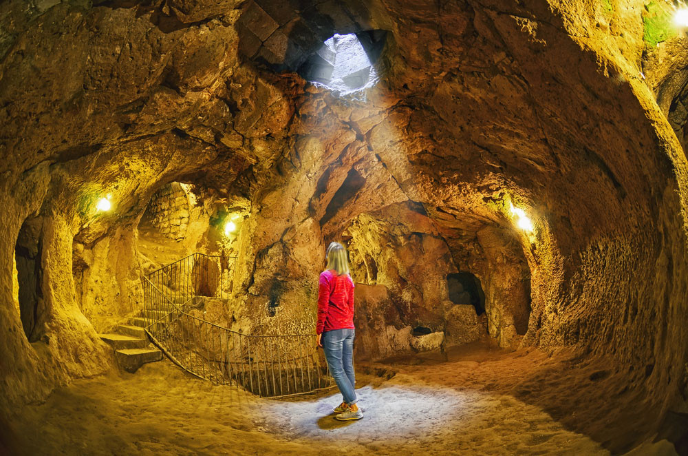 showing the image of "डेरिनकुयू, तुर्की (Derinkuyu, Turkey)", one of the amazing cave cities in europe.