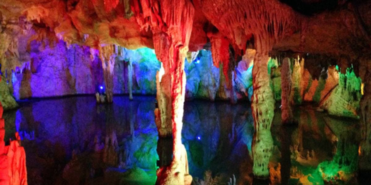 showing the image of "रीड बांसुरी गुफा, गुआंग्शी प्रांत, चीन (The Reed Flute Cave, Guangxi Province, China)", one of the World's Mysterious Caves 