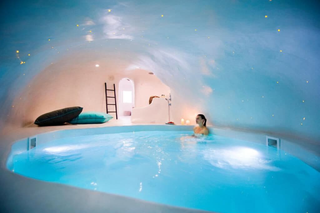 showing the image of " व्हाइट केव पूल, ग्रीस (White Cave Pool, Greece) ", one of the Most Amazing Pools in th world.