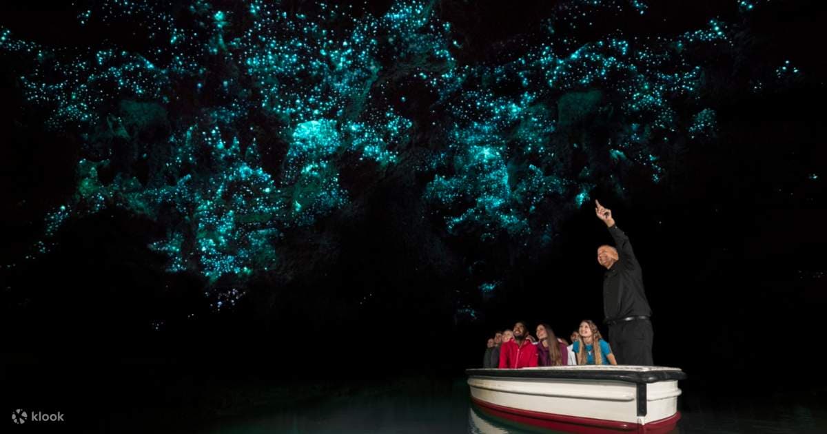 showing the image of "ग्लो वर्म गुफाएं, न्यूजीलैंड (Glow Worm Caves, New Zealand)", one of the World's Mysterious Caves 