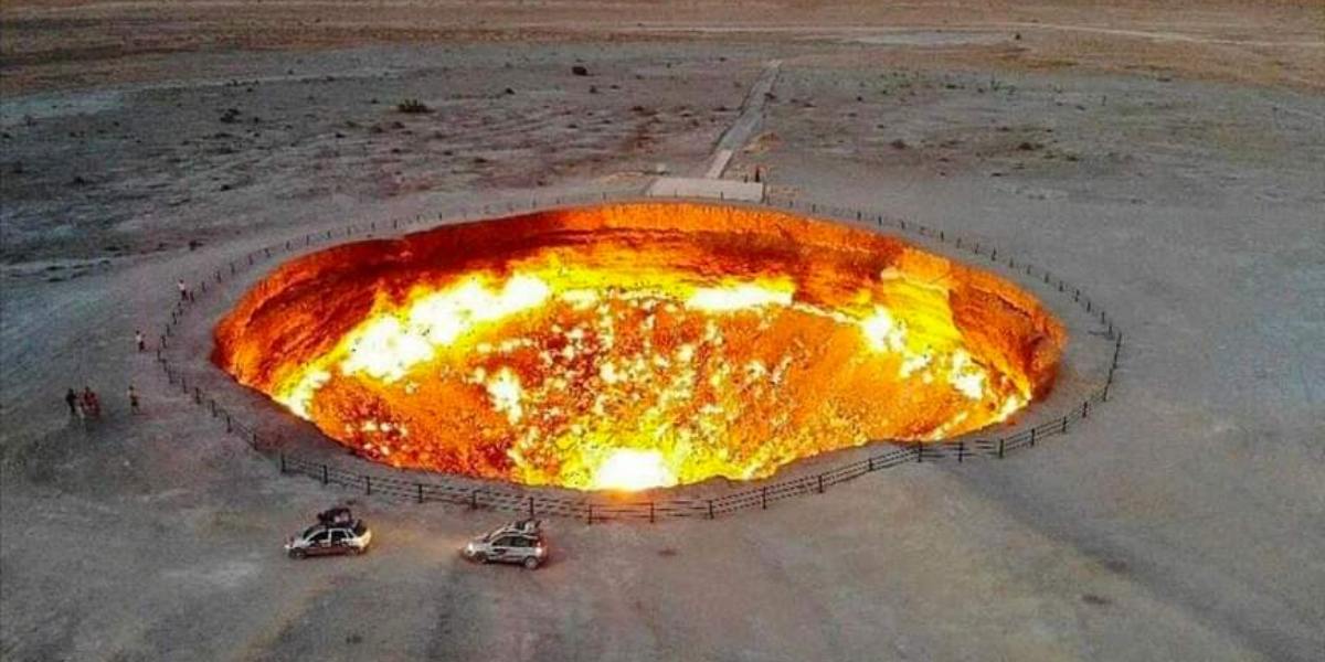 showing the image of "डोर टू हेल, तुर्केमेनिस्तान (Door to Hell, Turkmenistan)", one of the World's Mysterious Doors.