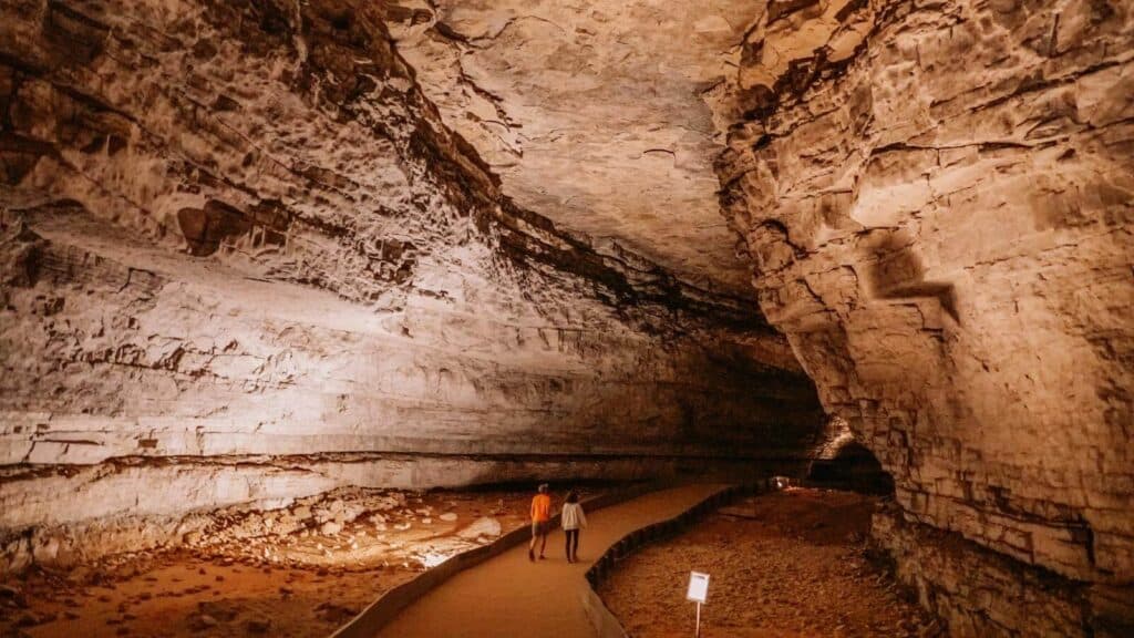 showing the image of "Ellison’s Cave, Georgia, USA (एलिसन की गुफा, जॉर्जिया, संयुक्त राज्य अमेरिका)", one of the World's Mysterious Caves 